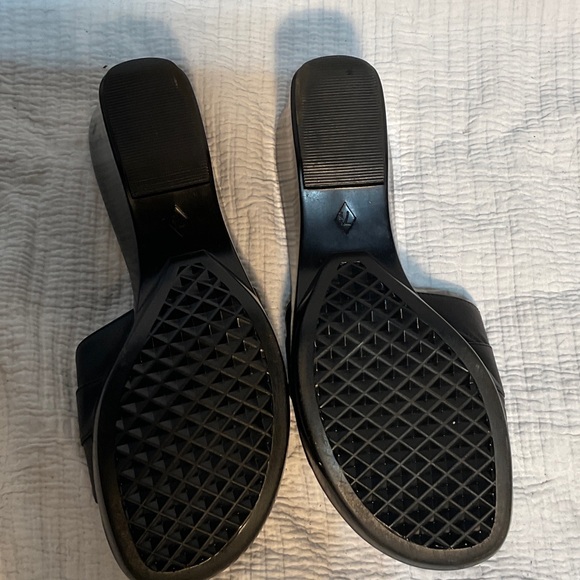 Aerology by Aerosols Black Wedge Slides with Glossy Finish - Picture 3 of 4